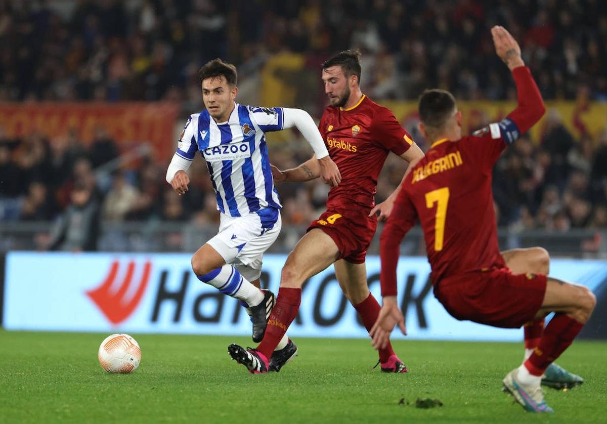 Zubimendi pugna por el balón con un jugador romanista.