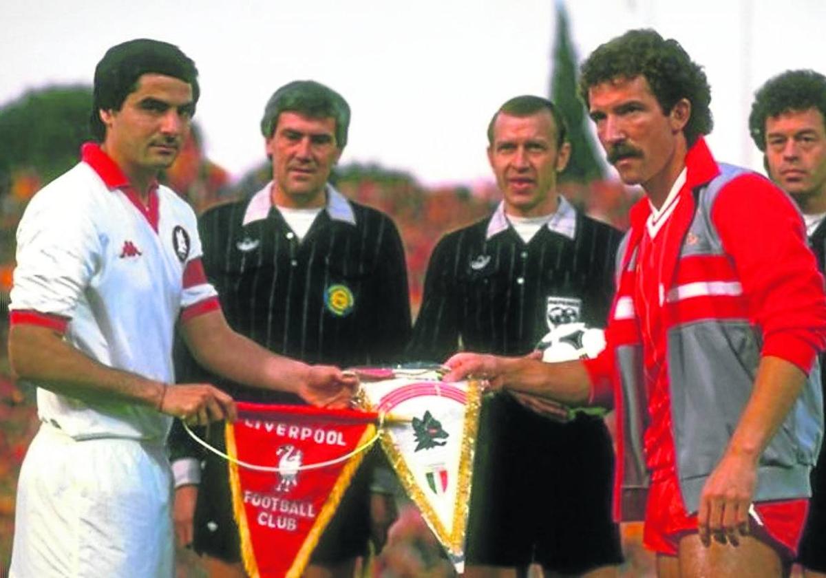 Di Bartolomei y Graeme Souness intercambian banderines antes de la final de la Copa de Europa de 1984, en Roma.
