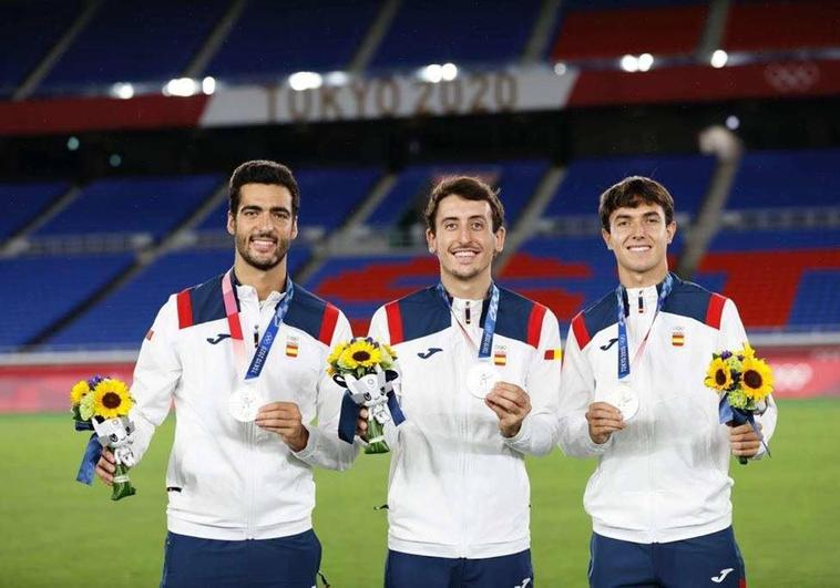 Mikel Merino, Mikel Oyarzabal y Martin Zubimendi, con la medalla de plata que lograron en los Juegos Olímpicos de Tokio a las órdenes de Luis de la Fuente.