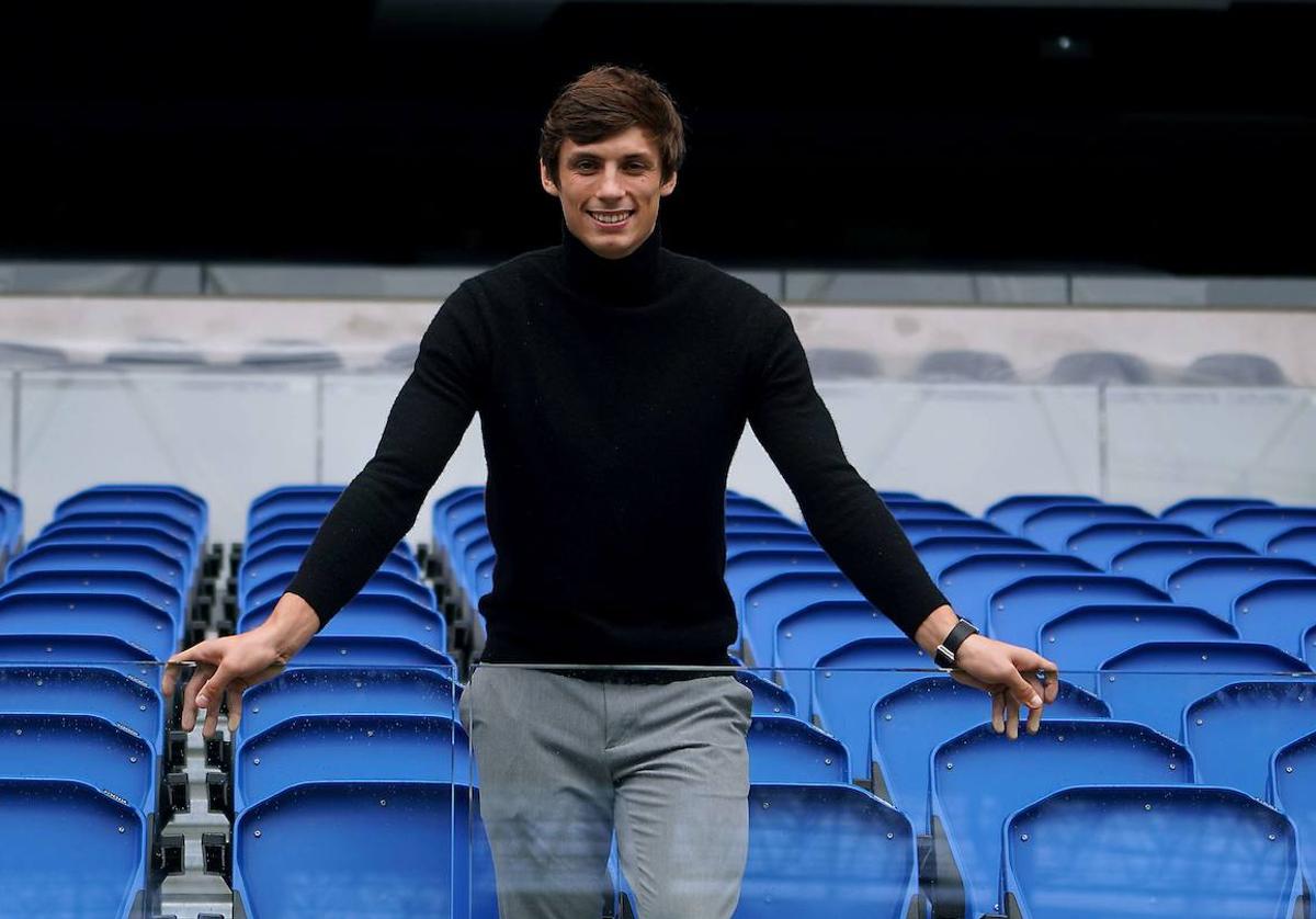 Le Normand, posible futuro jugador de la selección española, posa en el Reale Arena.