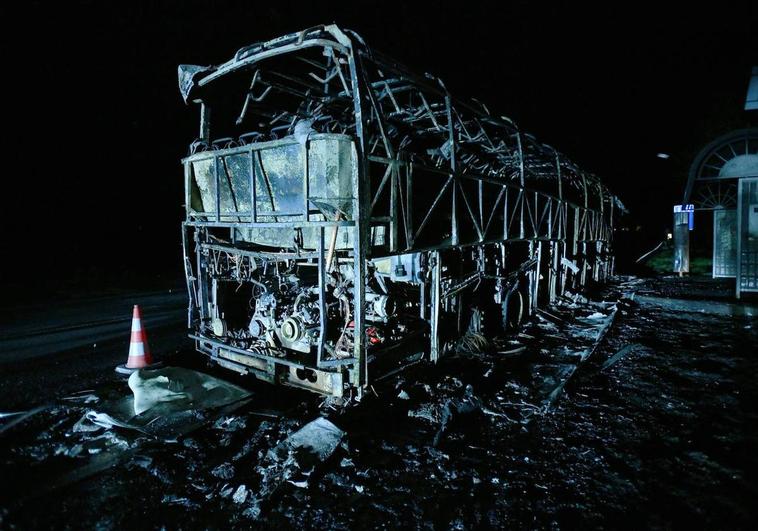 Estado en el que quedó el autobús de aficionados de la Real tras arder anoche por una avería.