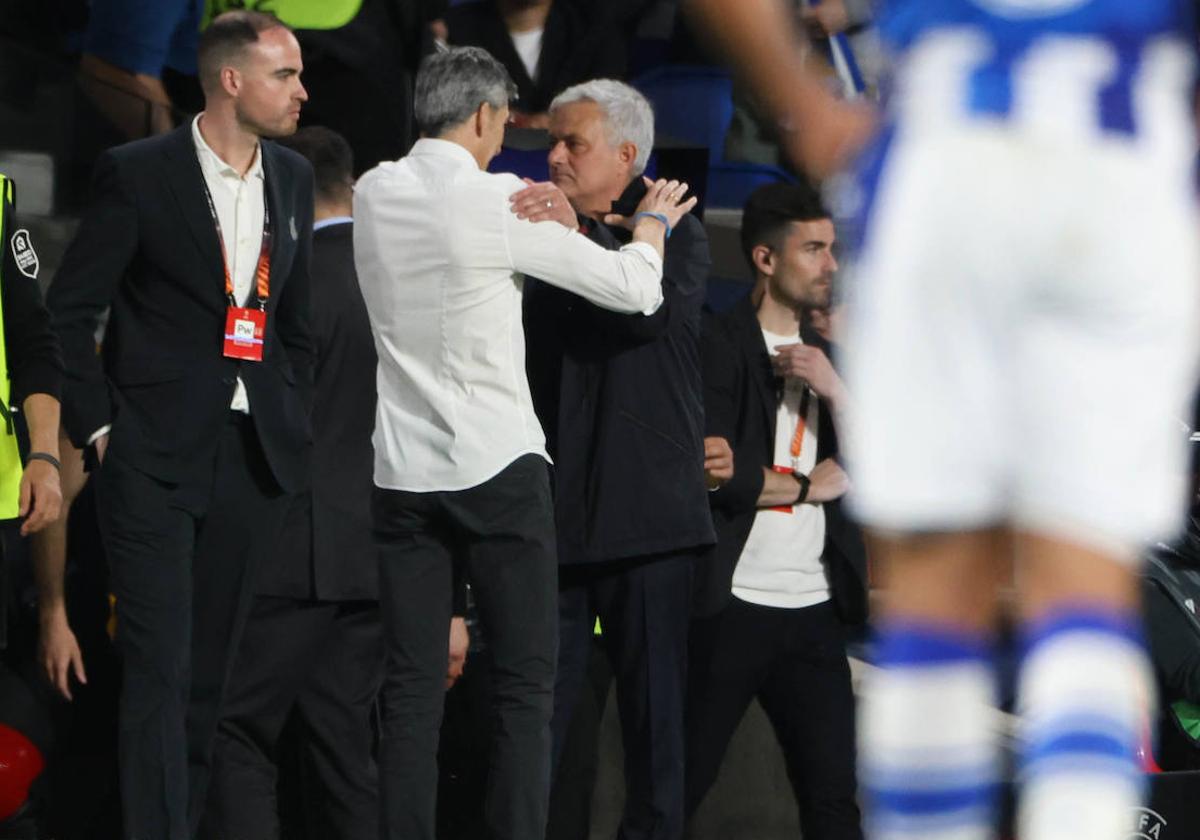 Imanol Alguacil y José Mourinho se saludan antes del partido.