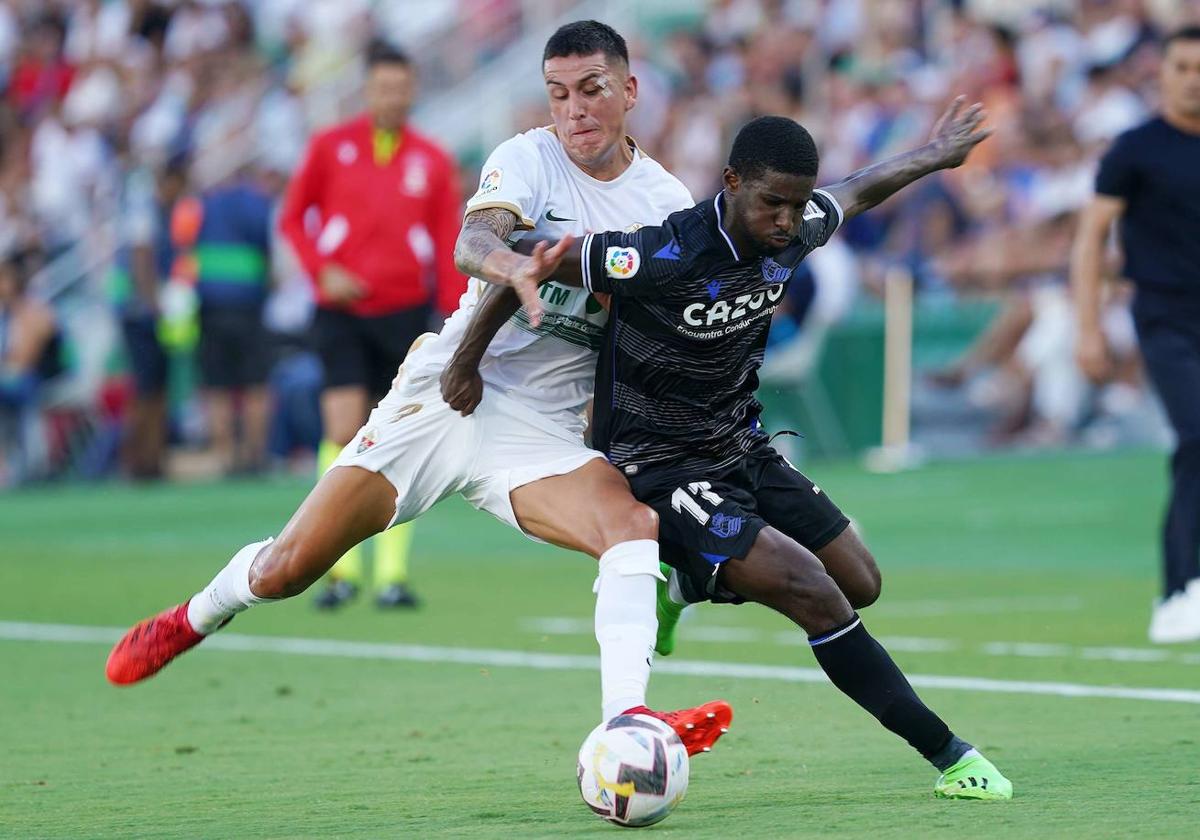 Cho, con un jugador del Elche, en el partido de ida jugado en el Martínez Valero.
