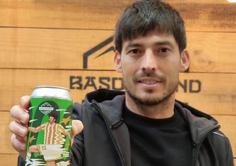 Silva brinda con una cerveza especial por su partido 900