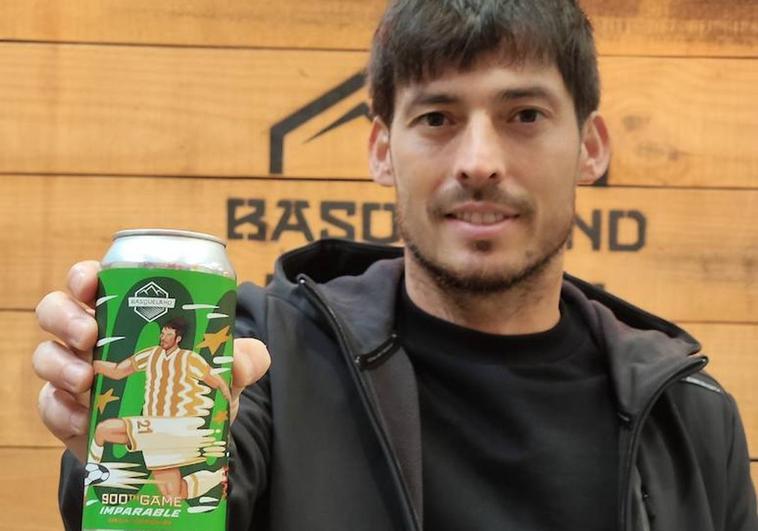 David Silva, con la cerveza que Basqueland ha creado para celebrar los novecientos partidos en la élite del canario.