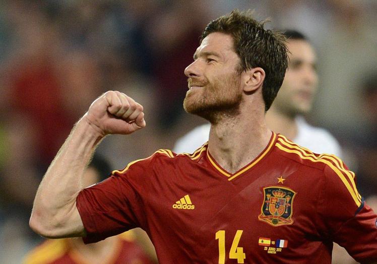 Xabi Alonso celebra un gol durante la Euricopa de 2012 contra Francia.