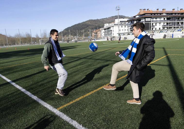 Mikel y Xabier peloteando en Mendibeltz, donde fueron entrenados hace 14 años por Imanol.