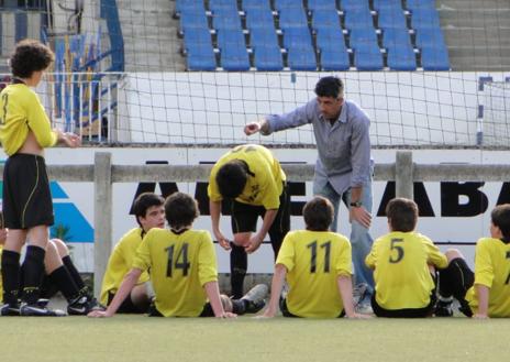 Imagen secundaria 1 - IImanol, en su época como entrenador del cadete del Orioko en 2009.