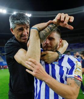 Imagen secundaria 2 - Imanol, en su primer partido como entrenador en Ipurua. Con Merino en Zubieta y abrazando a Portu tras la final de Copa.