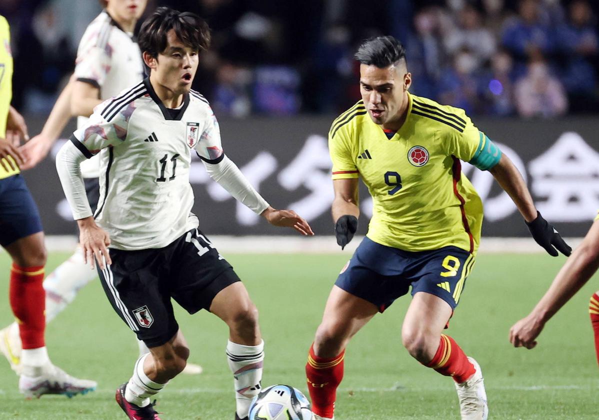 Kubo protege el balón ante Falcao, en el encuentro que ha tenido lugar esta mañana en Osaka.