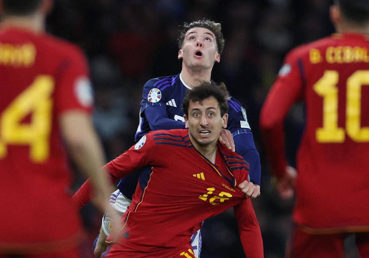 Oyarzabal trata de zafarse de Hickey, que le agarró y acosó durante gran parte del partido ayer en Glasgow.