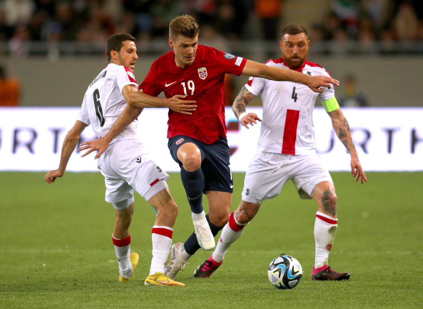 Alexander Sorloth trata de zafarse de dos rivales.