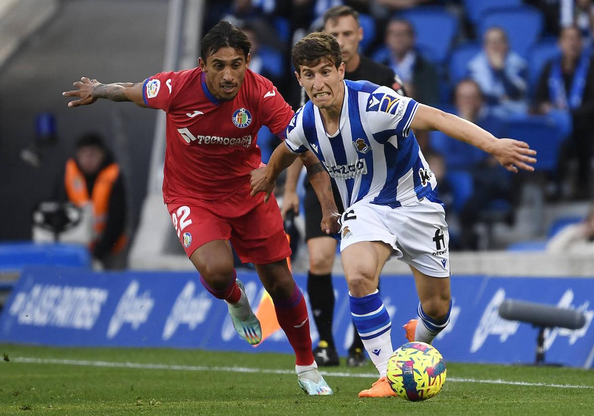 Aihen Muñoz pugnando por el balón con Damián.