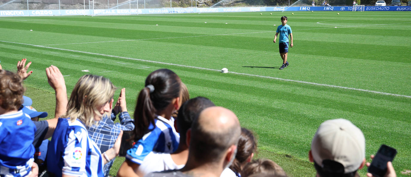 La Real se entrena y se da un baño de masas