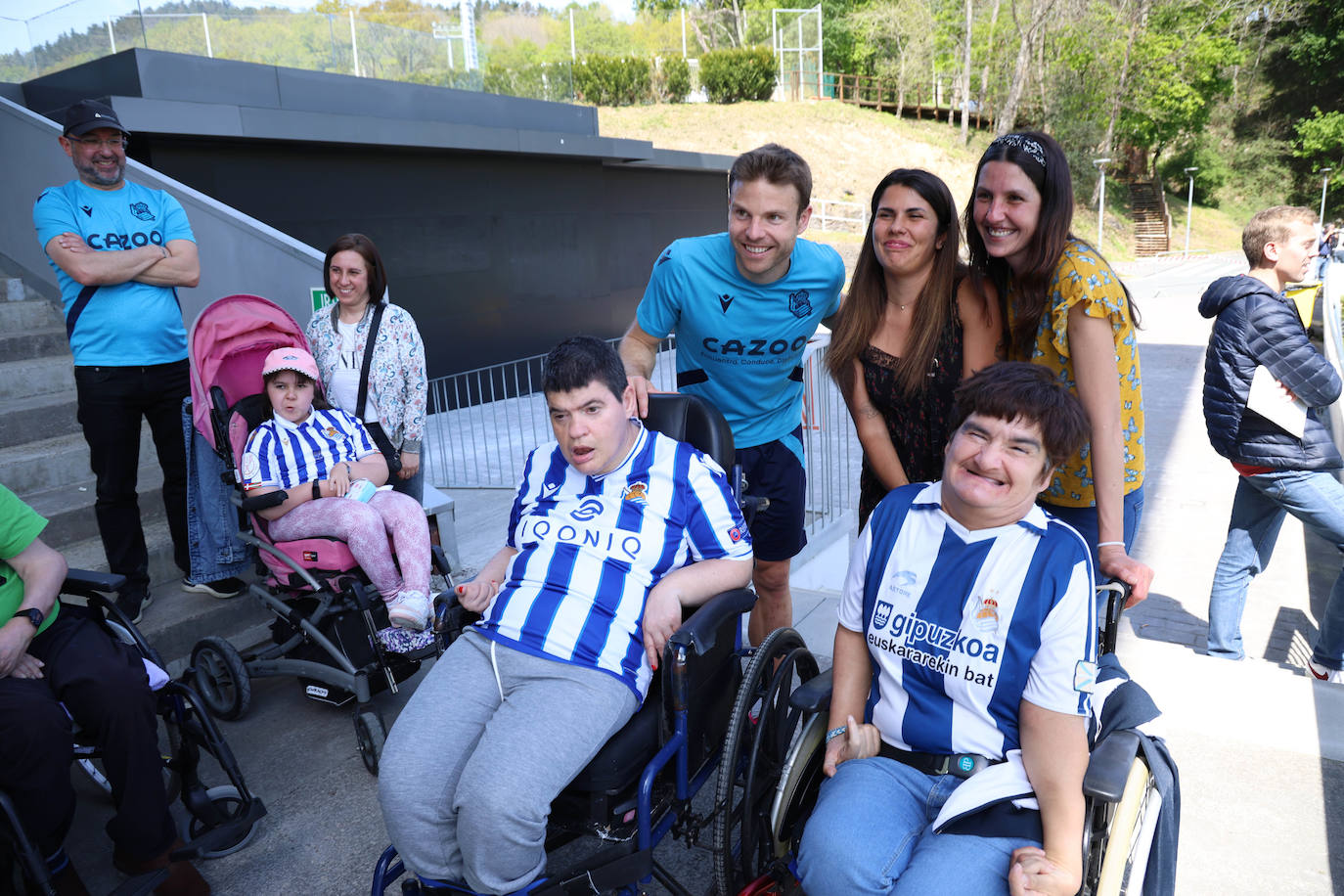 La Real se entrena y se da un baño de masas