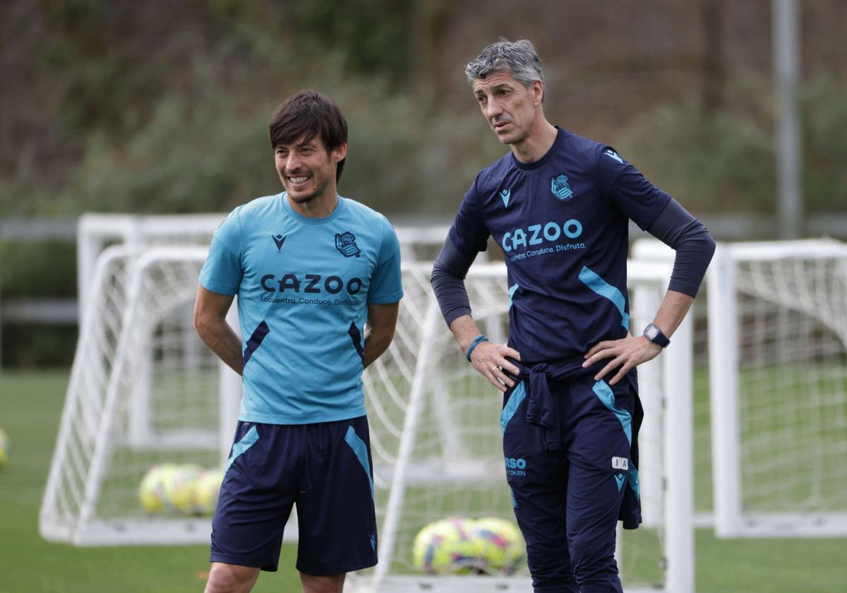 Silva sonríe en un entreno reciente junto a Imanol.