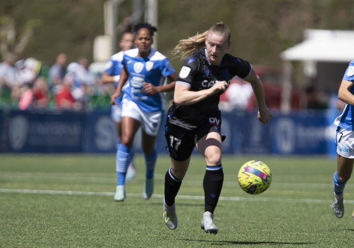 Poljak conduce el balón en el partido de este domingo de la Real Sociedad contra el Alhama.