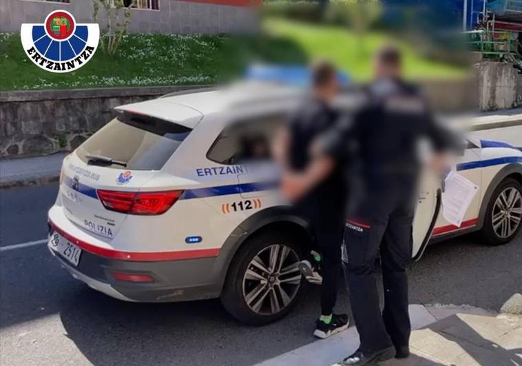 Uno de los detenidos por la Ertzaintza entra en un coche.