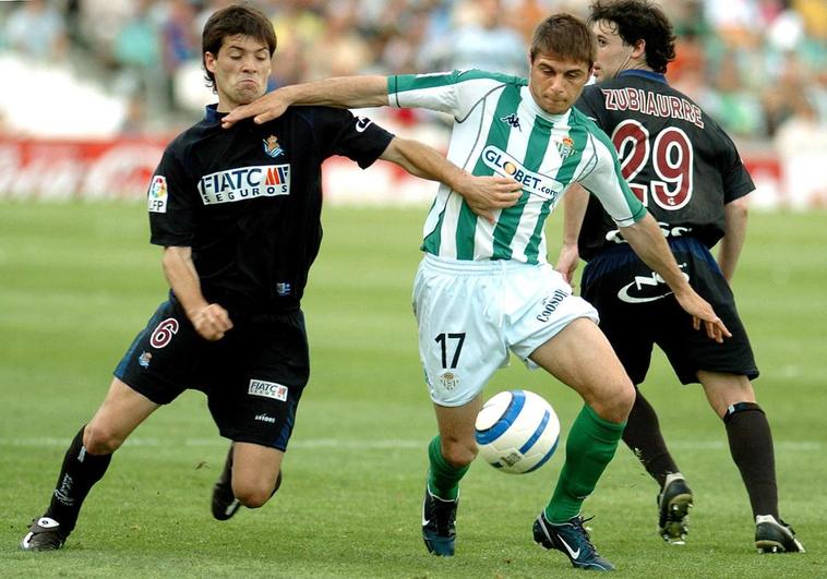 Mikel Labaka presiona a Joaquín Sánchez en un partido de la temporada 2004/05 disputado en el Benito Villamarín entre el Real Betis y la Real Sociedad.