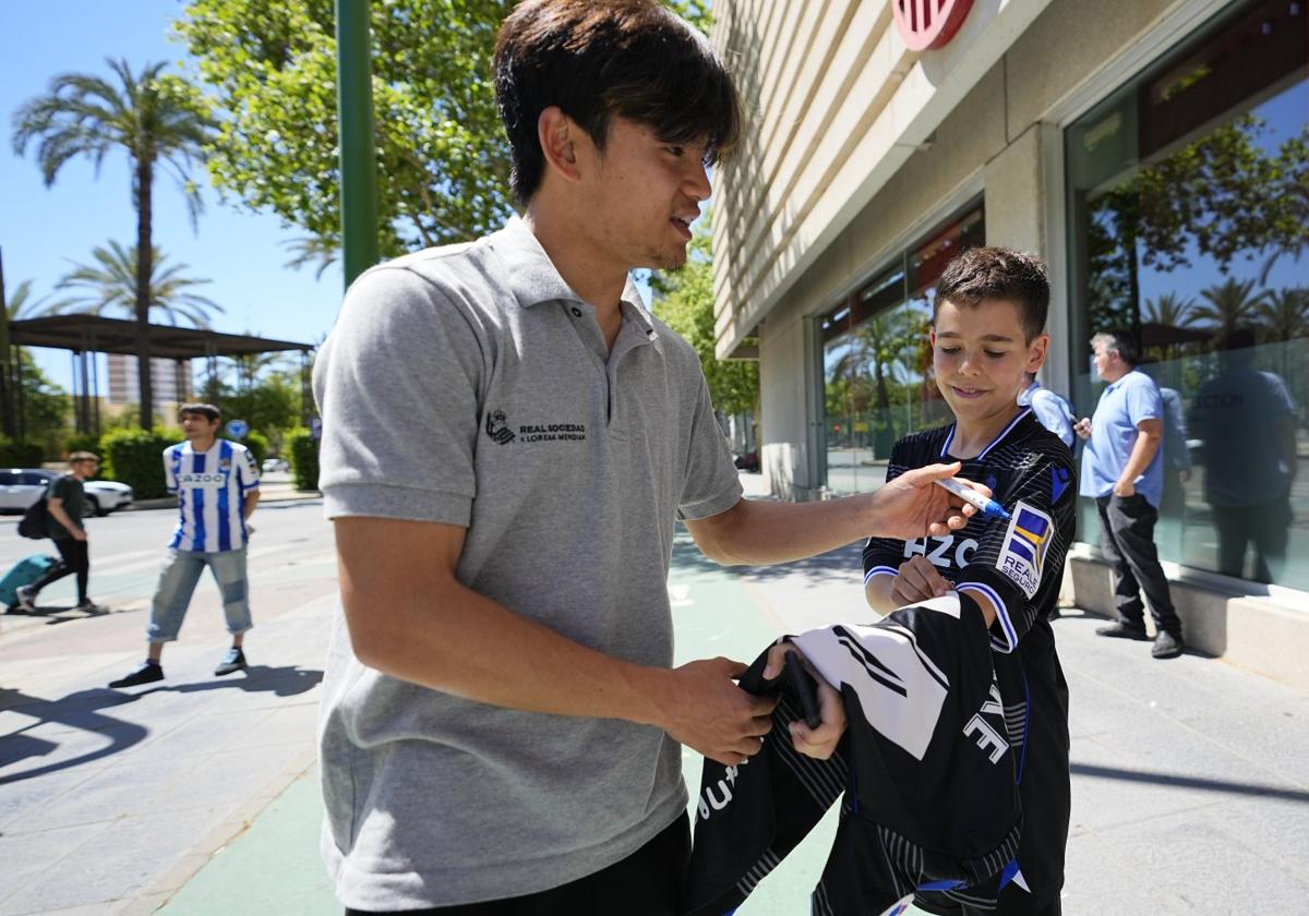 Kubo firma un autógrafo a un joven aficionado este miércoles en el NH Collection Sevilla antes de regresar a Donostia.