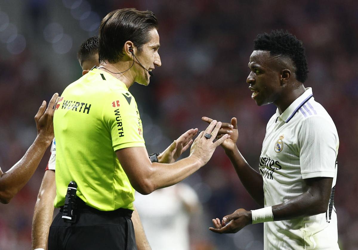 Vinicius protestando ante un árbitro esta temporada.