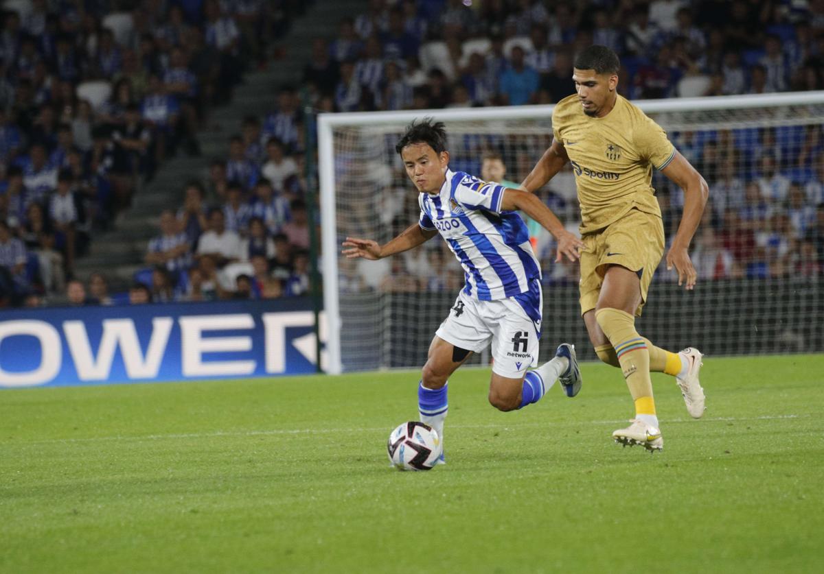 Kubo conduce el balón ante la presión de Araújo durante el partido de ida.