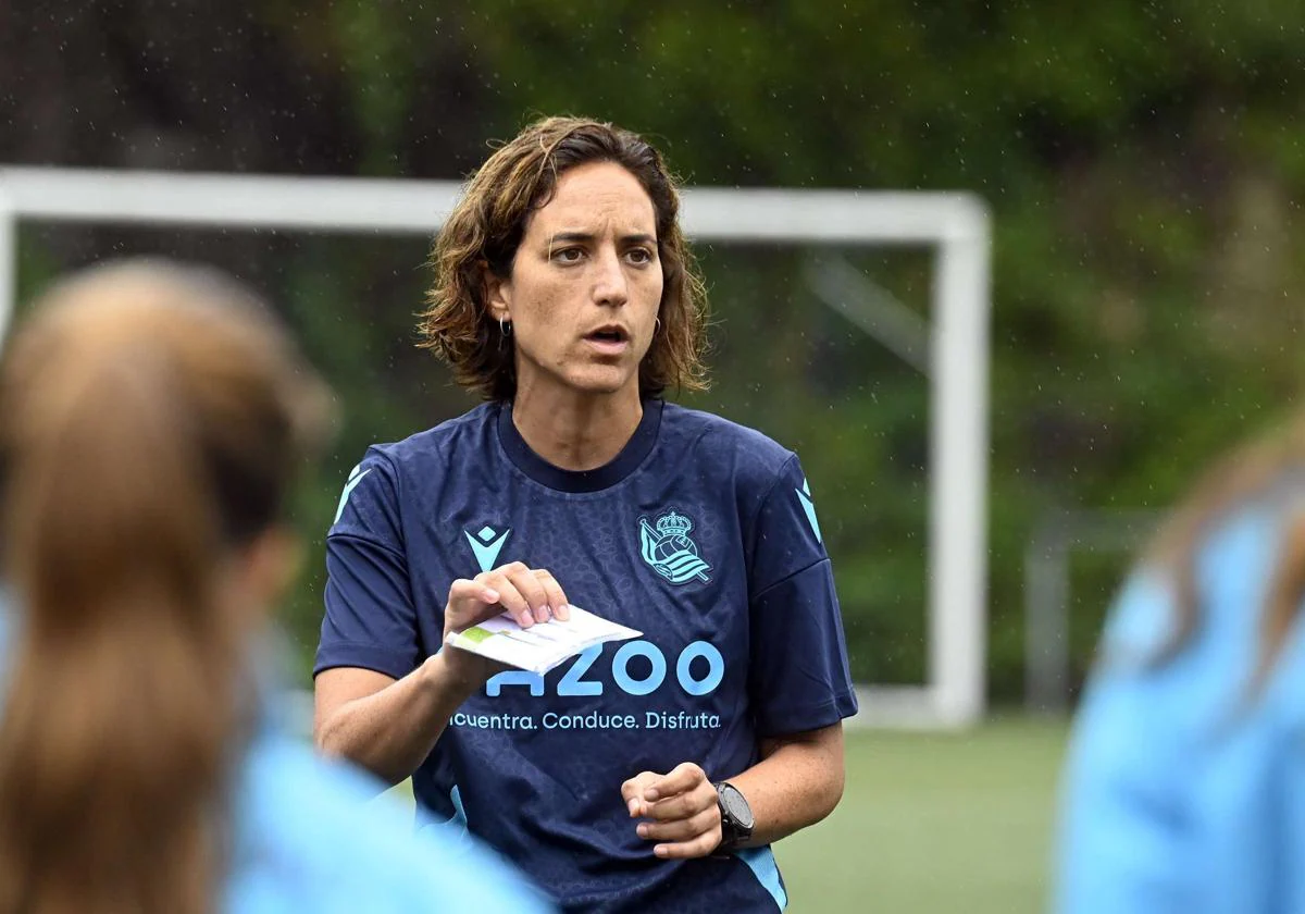 Natalia Arroyo se dirige a sus jugadoras durante un entrenamiento en Zubieta.