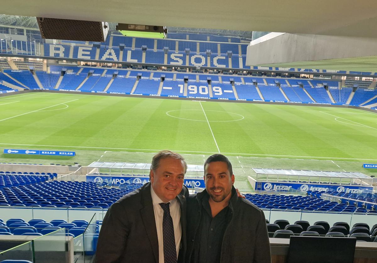 Jokin Aperribay en el palco del Reale Arena junto a Francisco Pérez