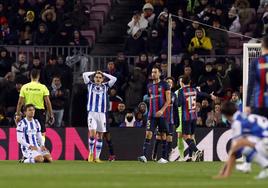 Martin Zubimendi lamenta una ocasión de la Real Sociedad delante de Sergio Busquets en el partido que los txuri-urdin jugaron en enero contra el Barça en la Copa del Rey.