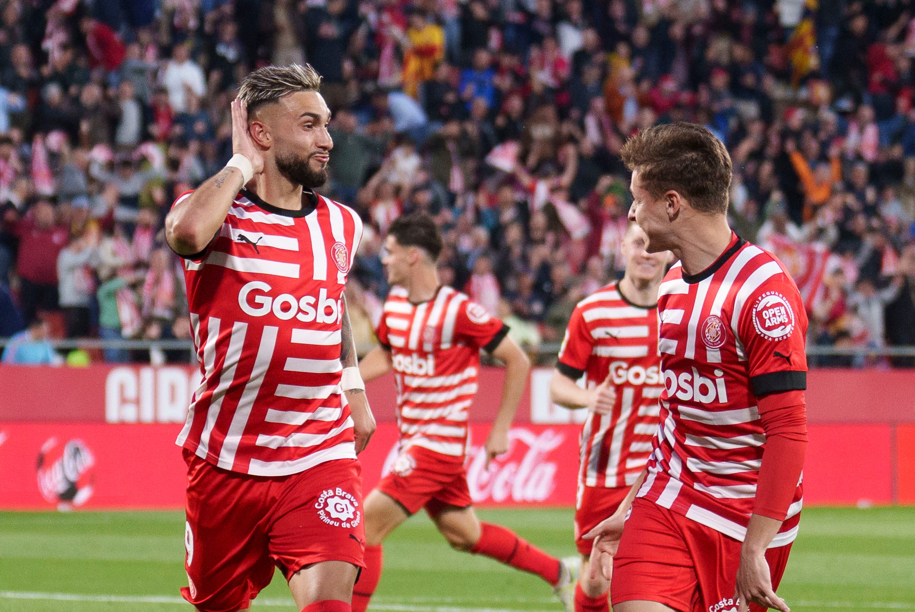 Taty Castellanos celebra junto a Rodrigo Riquelme uno de sus goles al Real Madrid