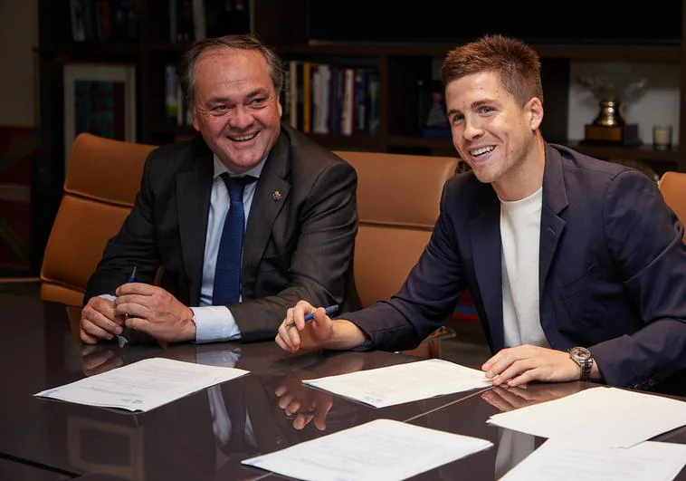 Igor Zubeldia, sonriente junto a Jokin Aperribay en la firma de la renovación del contrato con la Real Sociedad hasta 2029.