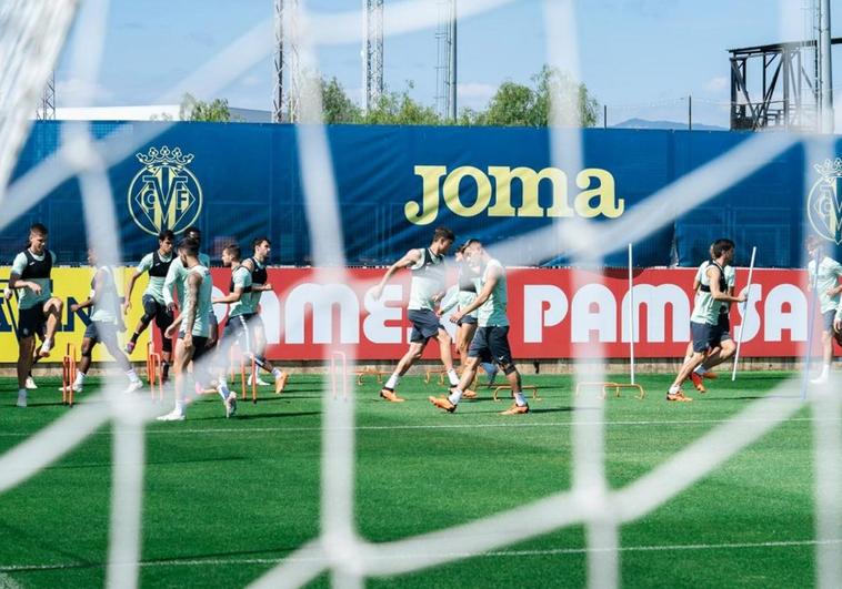 La plantilla del Villarreal se ejercita en su ciudad deportiva antes de viajar a Girona.