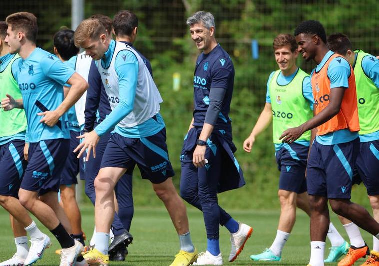 Imanol Alguacil sonríe al inicio del entrenamiento de este viernes.