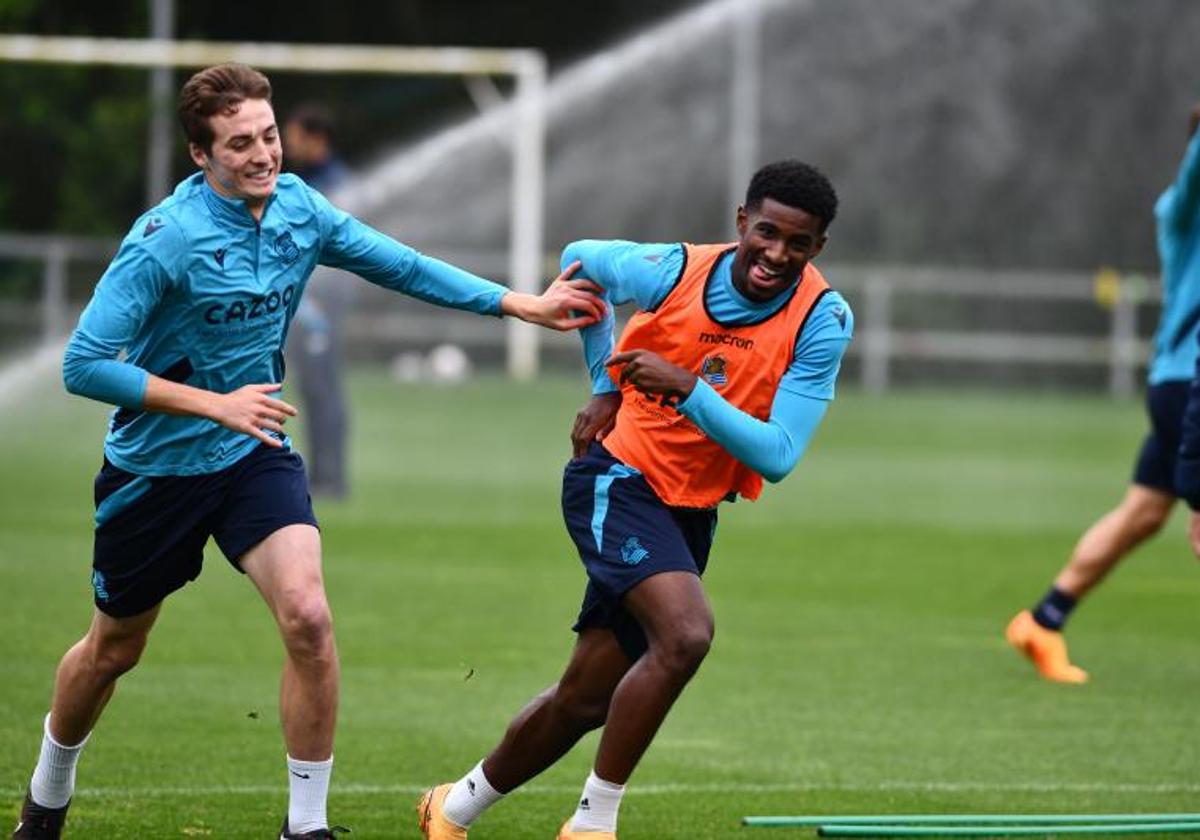 Pacheco persigue a Cho en un ejercicio del entrenamiento del lunes.