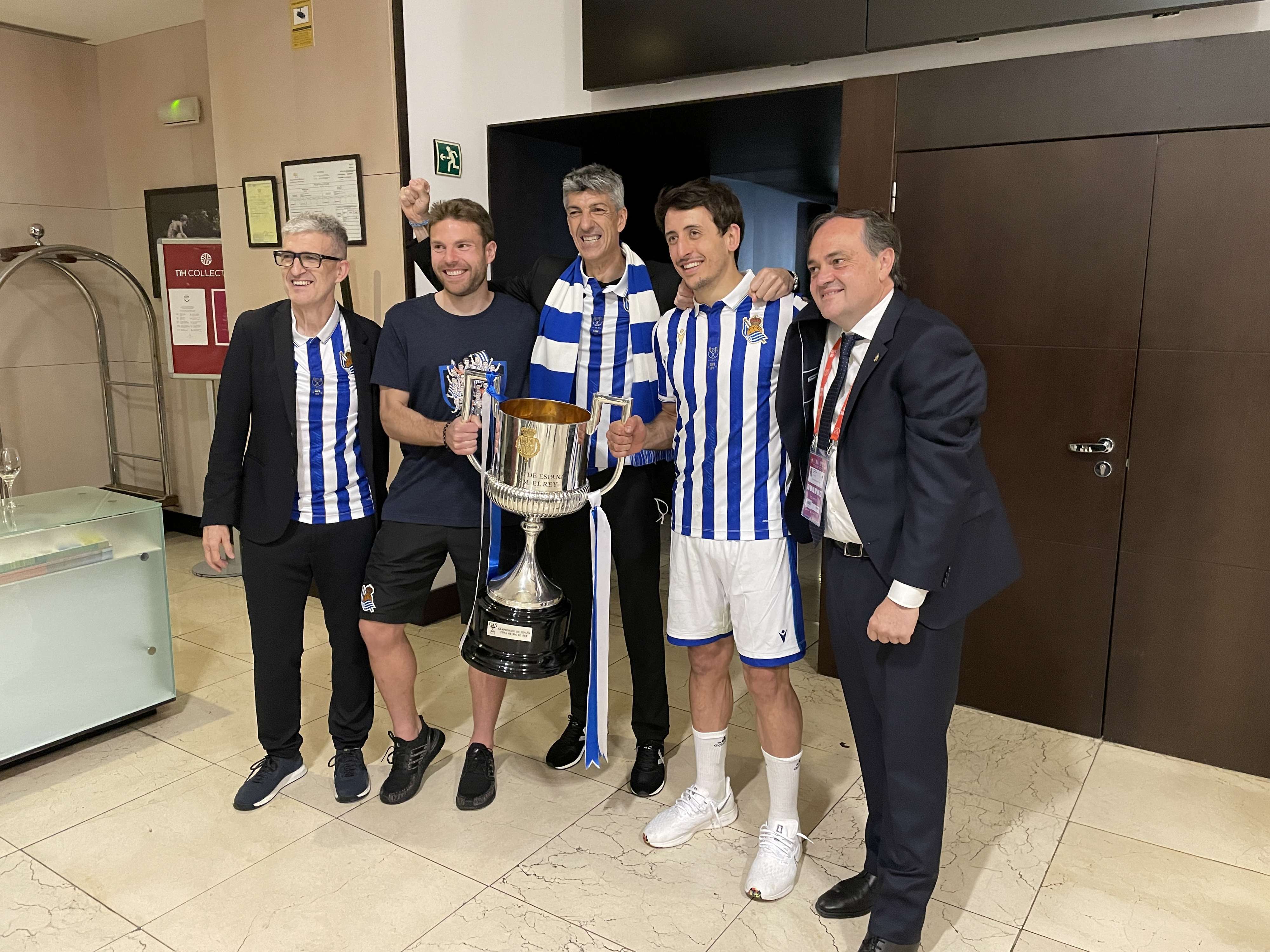 2021: Roberto Olabe, Asier Illarramendi, Imanol Alguacil, Mikel Oyarzabal y Jokin Aperribay posan orgullosos con la Copa en el hotel de Sevilla. 