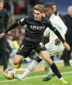 Imagen secundaria 2 - Arriba, los txuri-urdin se felicitan por el triunfo en Old Trafford frente al Manchester United (0-1). Debajo, Pacheco y Marín celebran la victoria en el Sánchez Pizjuán ante un cabizbajo Gudelj (1-2). Sobre estas líneas, Navarro se marcha de Camavinga en el Santiuago Bernabéu, donde la Real sumó un punto (0-0).