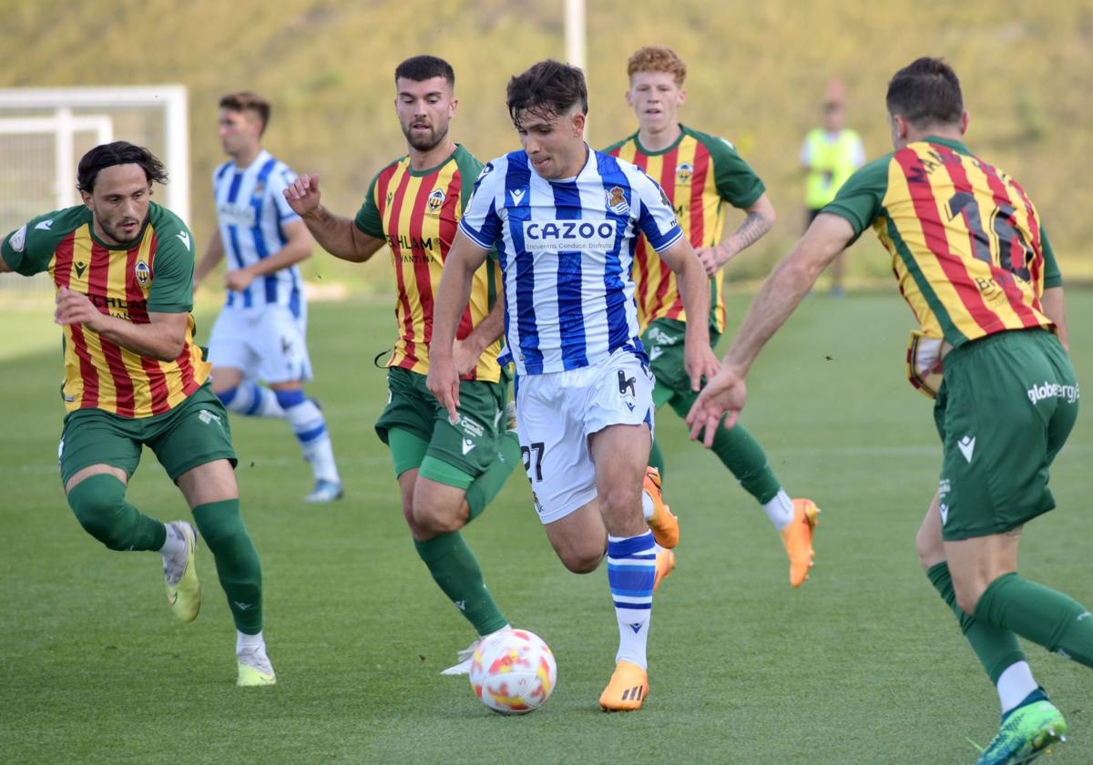 Marín conduce el balón ante la presión de sus rivales.