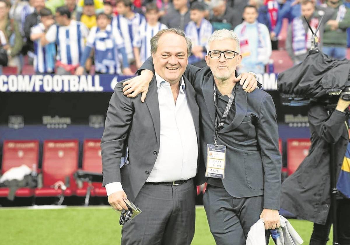 Jokin Aperribay y Roberto Olabe festejan sobre el césped del Metropolitano el pase a la Champions