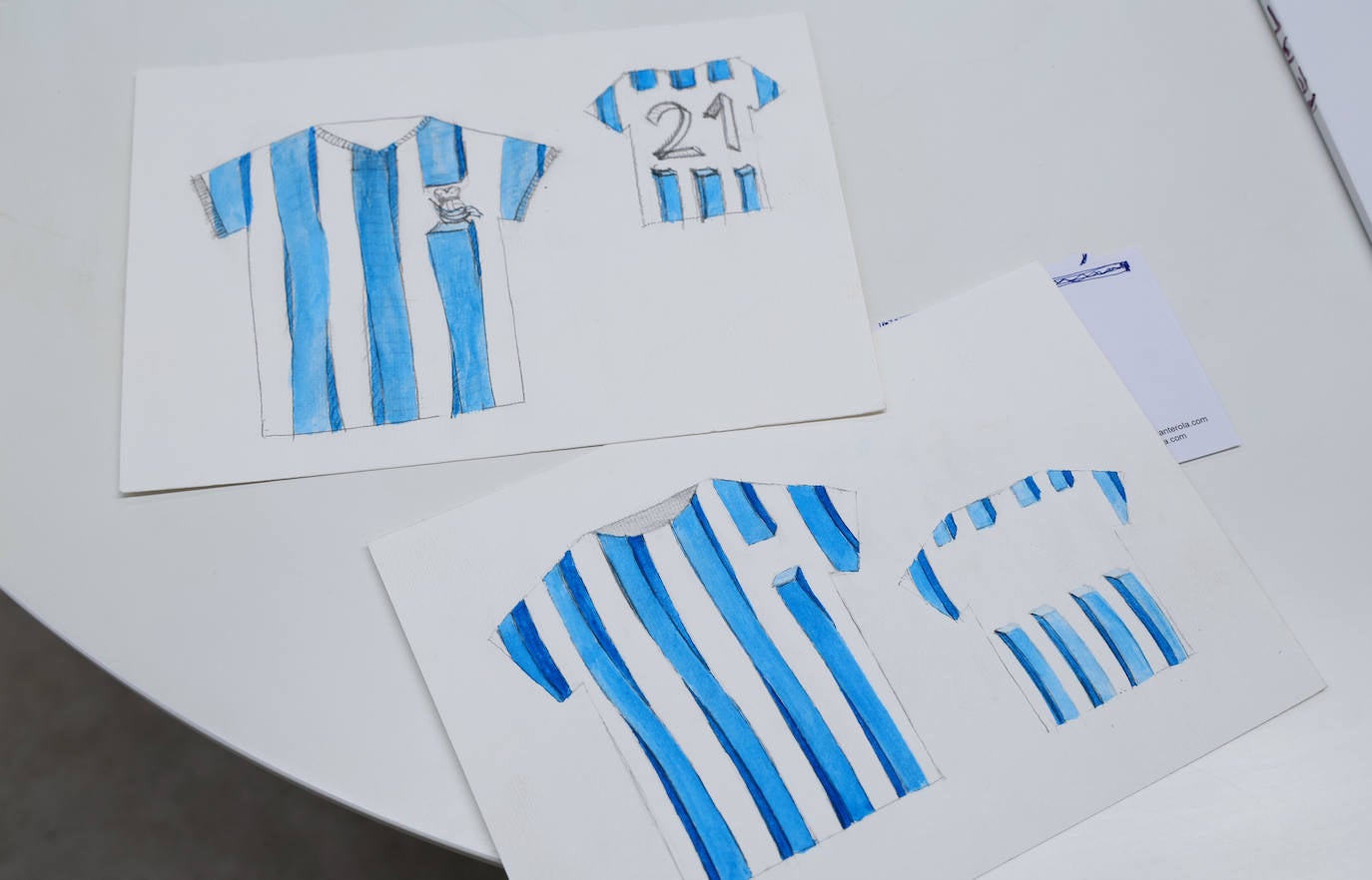 Imagen principal - Iñigo Manterola nos muestra los bocetos de la nueva camiseta. 