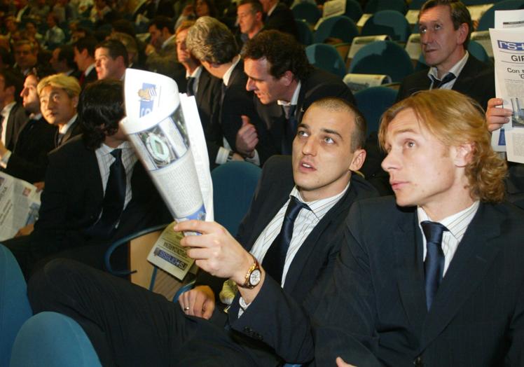 Imagen principal - Darko y Karpin en la presentación del fallido proyecto Gipuzkoa Arena, de Astiazaran. El serbio dedica a su madre un gol marcado ante el Deportivo de La Coruña. Frente al Lyon en la Champions.