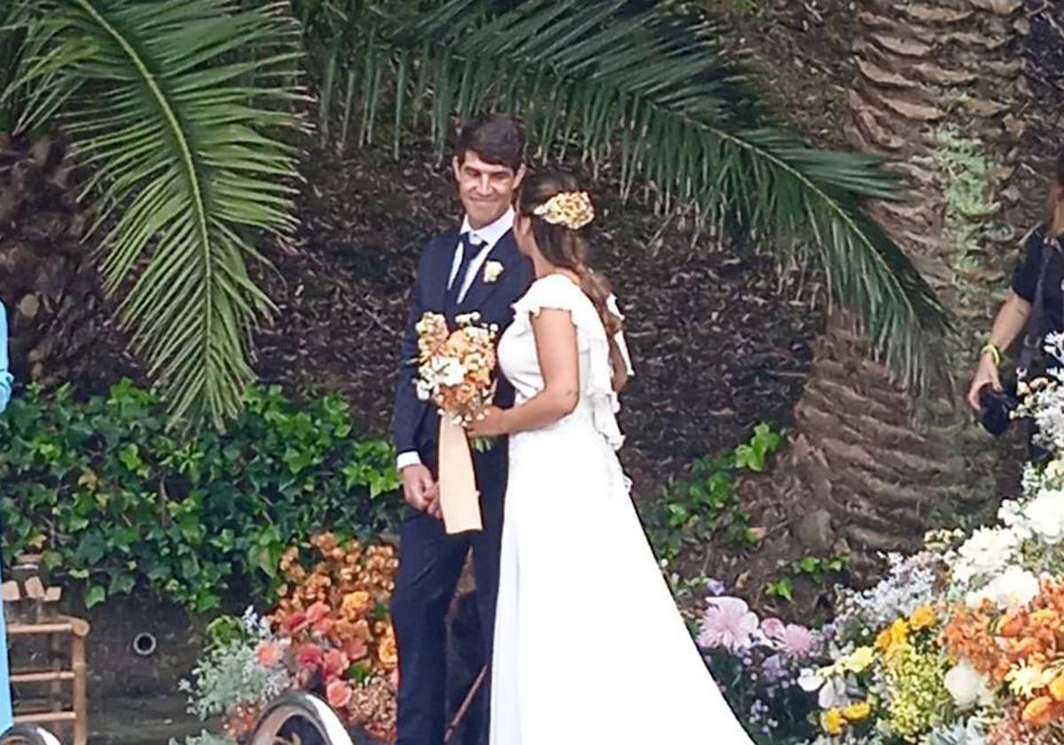 Aritz Elustondo, en su boda junto a su mujer Idoia.