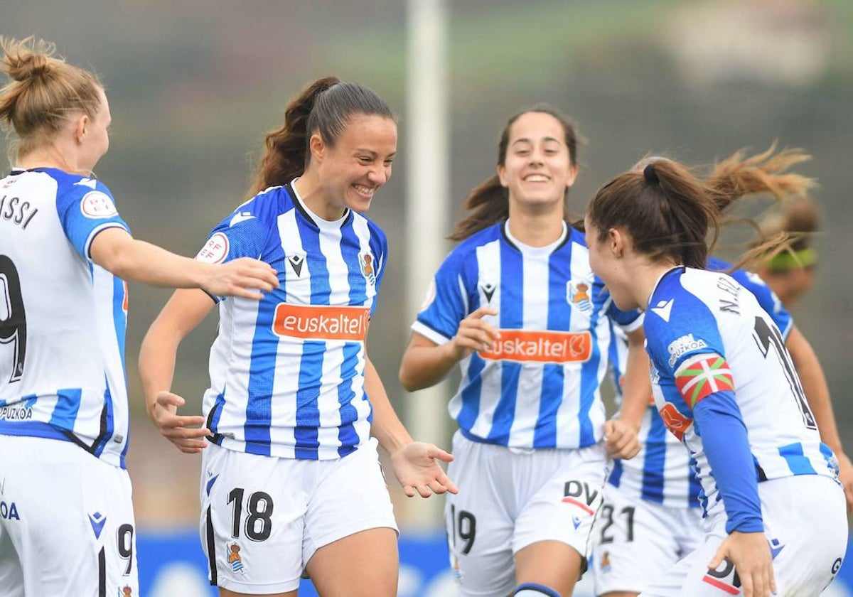 Emma Ramírez celebra un gol con Nerea Eizagirre en su etapa en la Real