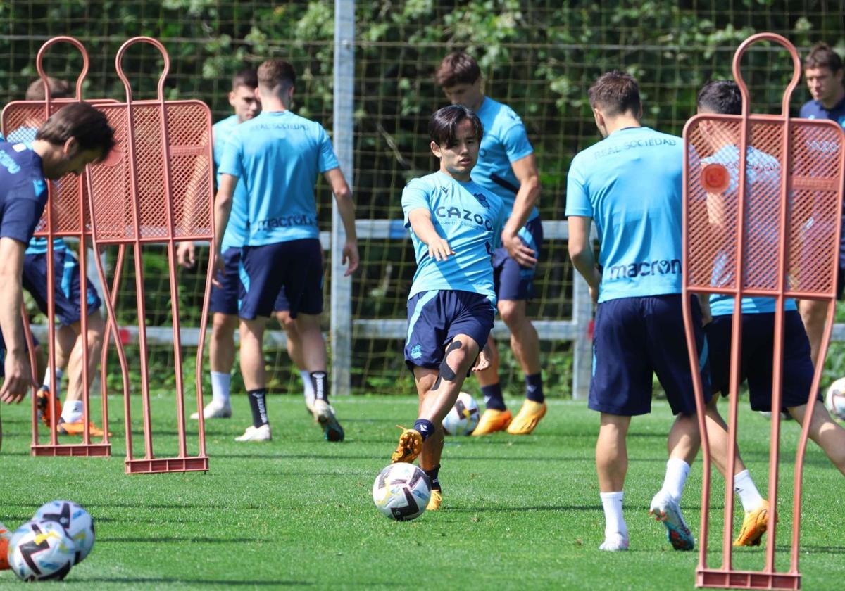Kubo golpea el balón en Zubieta durante un entrenamiento de la pasada temporada.
