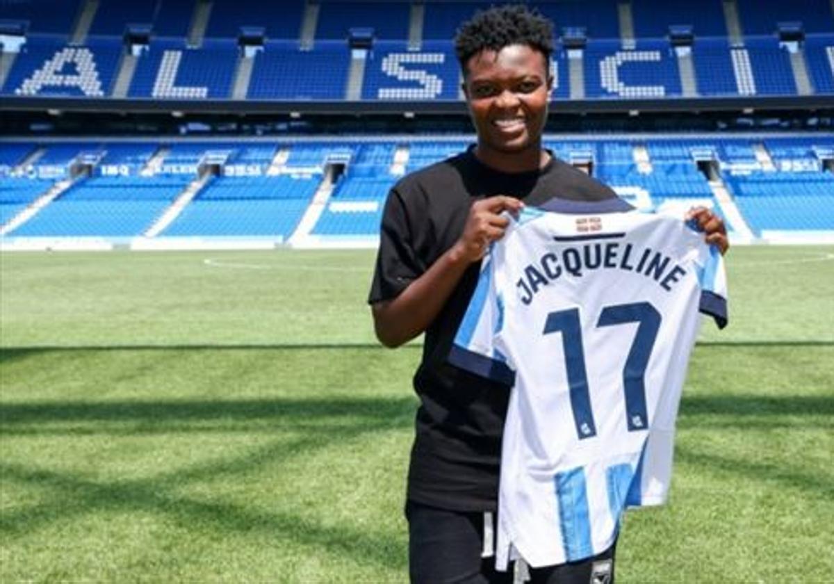 La centrocampista africana Jacqueline Owusu, con su nueva camiseta.