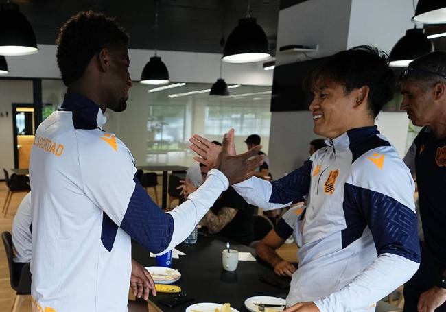 Kubo saluda a Cho este lunes en el comedor de Zubieta
