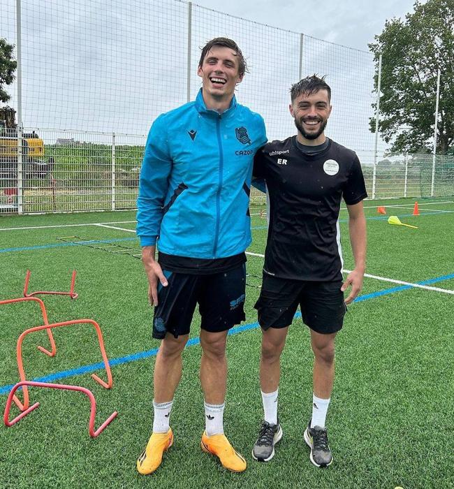 Le Normand junto a uno de los preparadores con los que ha estado entrenando durante sus vacaciones