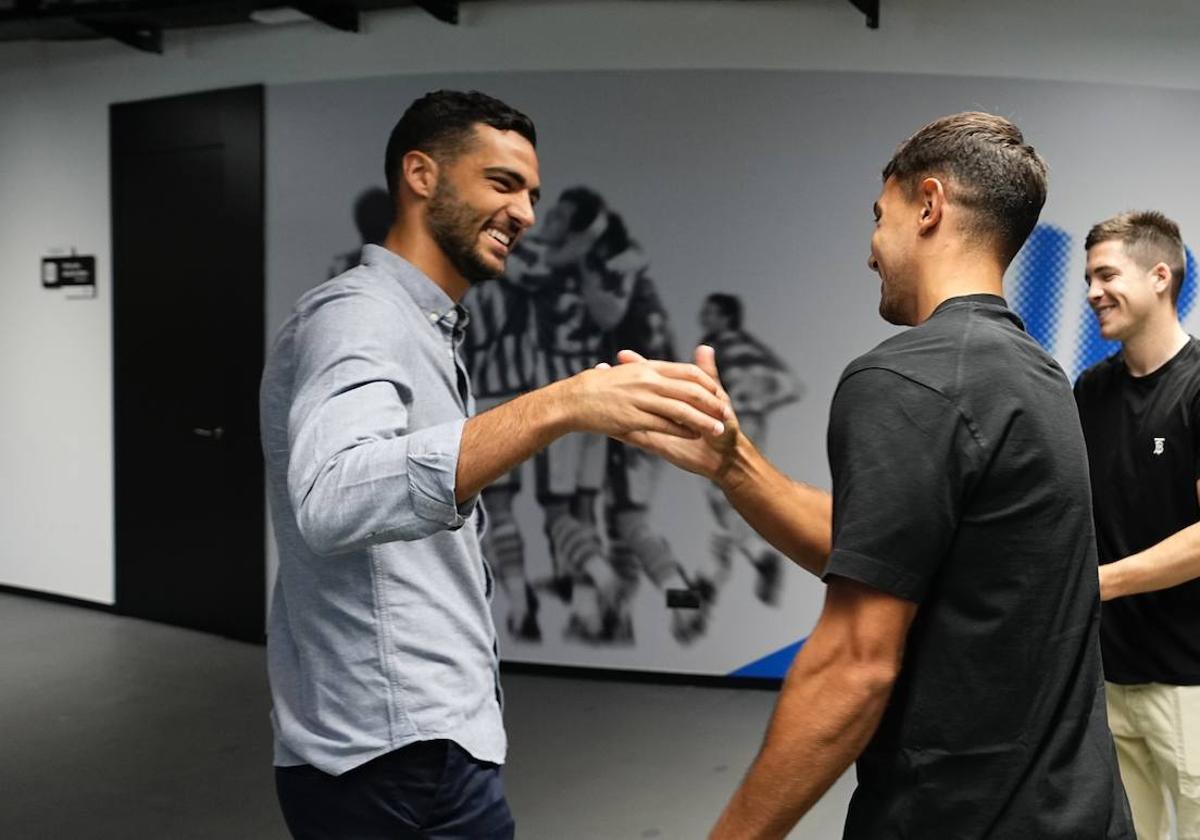 Merino y Zubimendi se saludan este lunes a su llegada a Zubieta