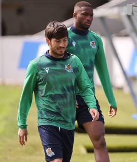 Imagen secundaria 2 - Silva dejando atrás a De Jong en un partido de Liga. En Gastronomika en una cata de vinos. En Zubieta junto a Sagnan.