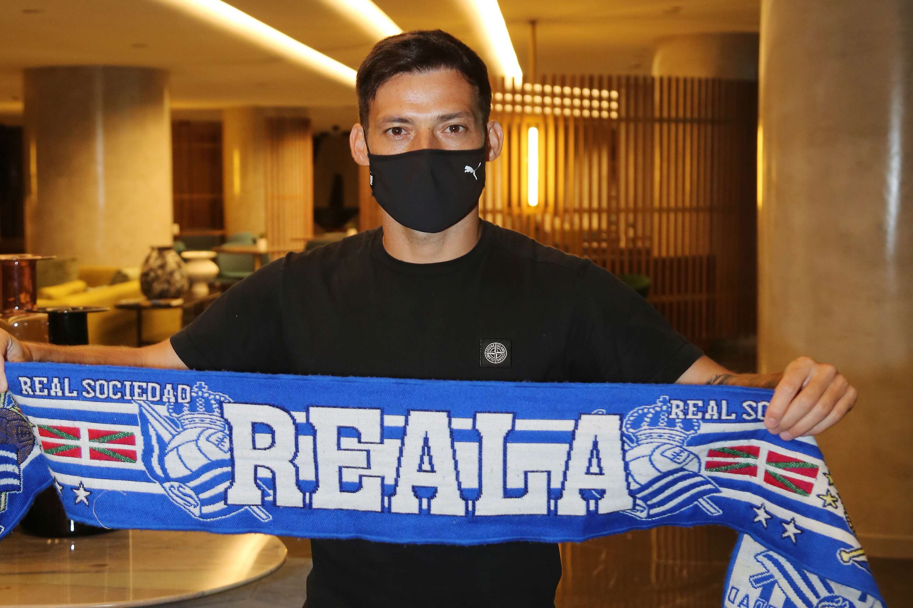 El 17 de agosto de 2020 se hizo oficial su regreso al fútbol español tras haber llegado a un acuerdo con la Real Sociedad para las siguientes dos temporadas