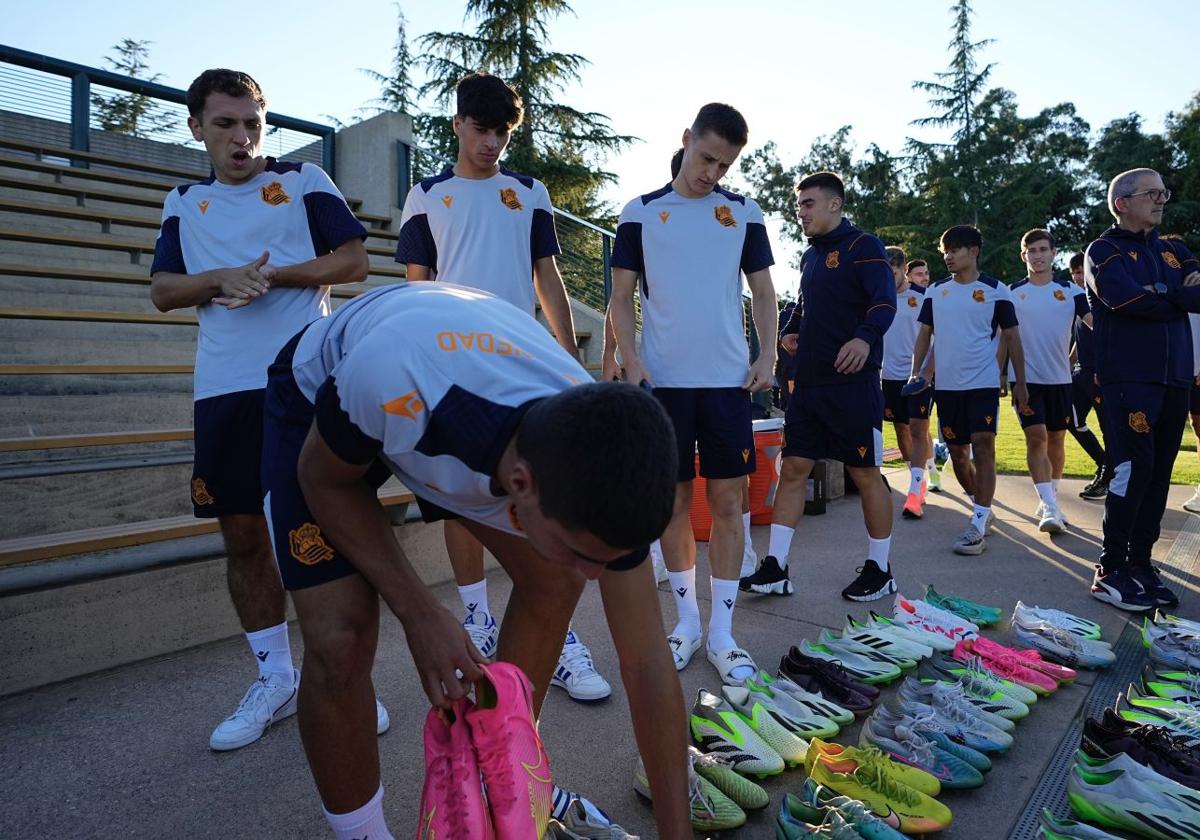 Los jugadores de la Real Sociedad se disponen a coger sus botas de fútbol antes del entrenamiento.